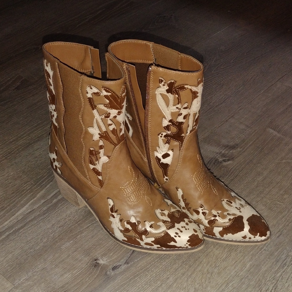 Natural Reflections Tan and Cream Heeled Boots